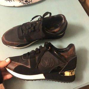 “Louis Vuitton” sneakers